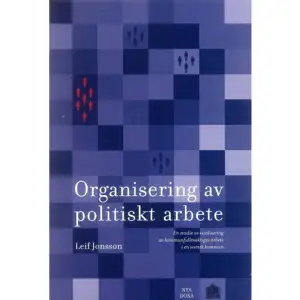 Politikerförakt, misstro och en känsla av bristande effektivitet många känner sig inte delaktiga i sin kommuns politiska liv. Hur förnyar man det politiska arbetet för att komma tillrätta med dessa problem? Vi får följa vad som hände när en kommun Motala organiserade sitt politiska arbete för att kunna vitalisera kommunfullmäktige, och stimulera och utveckla medborgardialoger. Exemplet Motala visar att man kan skapa möjligheter för medborgare att bli delaktiga och för fritidspolitiker att finna mening i rollen som politiker det går att utveckla en långsiktig politik för kommuners utveckling. Studien identifierar ett antal faktorer som är viktiga vid organisering av politiskt arbete. Det är inte bara strukturella faktorer, utan i minst lika hög grad processuella, dvs. hur man går tillväga. En av de viktigaste slutsatserna är att kommuner behöver organiseras så att de olika delarna fullmäktige och nämnder/styrelser, politiker och verksamhetsansvariga chefer inte fungerar som skilda världar, utan som en helhet.    Format Häftad   Omfång 163 sidor   Språk Svenska   Förlag Bokförlaget Nya Doxa   Utgivningsdatum 2002-01-01   ISBN 9789157804228  