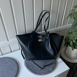 Svart väska  - Handväska från Gina Tricot. Sparsamt använd och inga defekter! Väldigt rymlig och perfekt till skola/jobb.