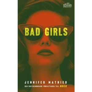 Bad girls (pocket) - "en bok på liv och död med ett matchande driv i berättelsen" - Sveriges Radio"Det är en berättelse om svek och lojalitet, styrka och mod. Spänning och starkt berättardriv gör den till en bladvändare" - Dagens ETC"Tänk dig Grease som möter Romeo &amp; Julia -- där har du Bad girls" - Mariestads-Tidningen 1964, Texas. Det finns duktiga, snälla flickor. Evie Barnes är inte en av dem. Det är inte hennes kompisar heller -- de är högljudda, klär sig utmanande och hänger med killar. Framför allt skyddar de varandra i alla lägen, speciellt mot dem som anser sig vara lite finare. En dag är Evie med om någonting fruktansvärt -- och den som då skyddar henne är någon Evie aldrig trodde skulle stå på hennes sida.    Format Pocket   Omfång 351 sidor   Språk Svenska   Förlag Lilla Piratförlaget   Utgivningsdatum 2023-04-27   Medverkande Carina Jansson   ISBN 9789178133994  