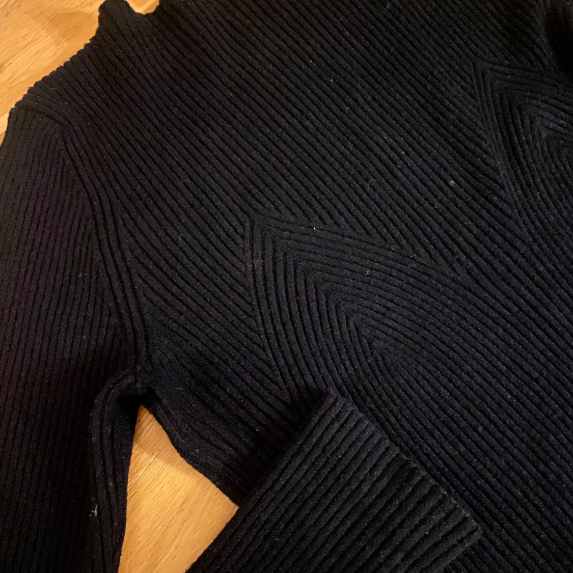 Svart ribbad tröja