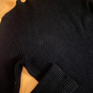 Svart ribbad tröja - Säljer en stilren svart ribbad tröja i mycket bra skick. 
