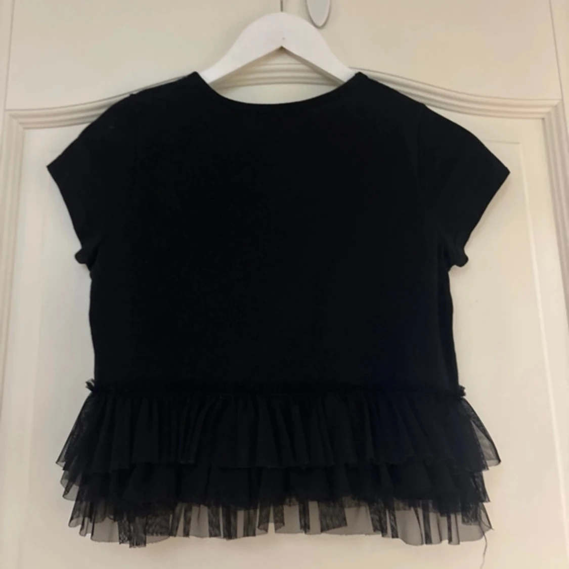 Svart topp med volangdetaljer - 90