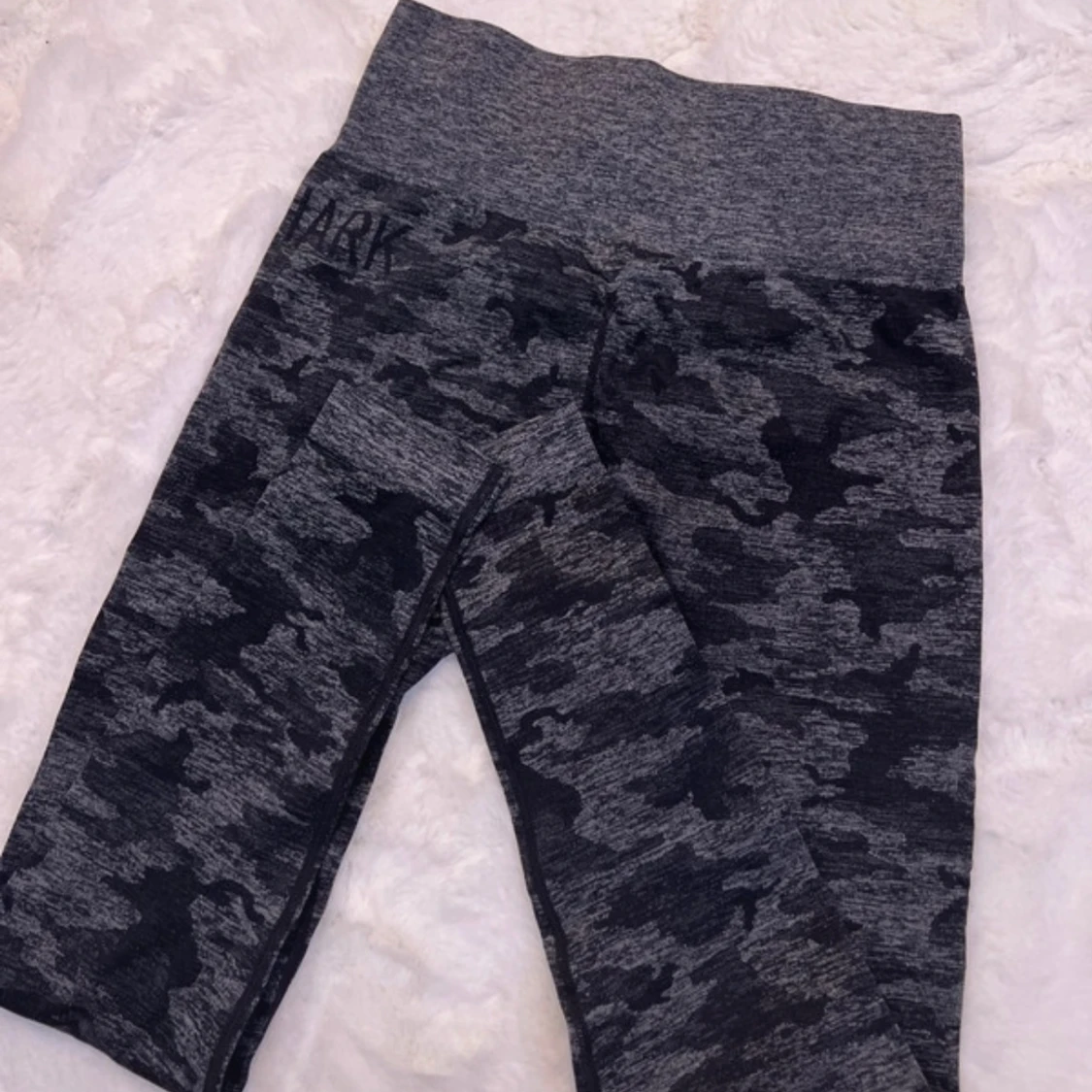 Grå camo leggings från Gymshark - 90