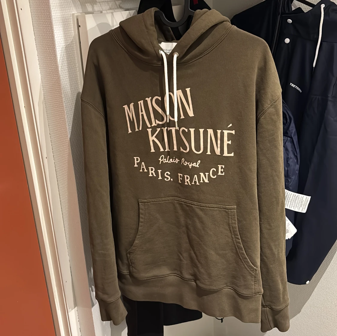 Olivgrön hoodie från Maison Kitsuné