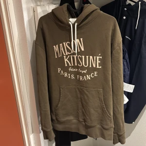 Olivgrön hoodie från Maison Kitsuné - Säljer en snygg olivgrön hoodie från Maison Kitsuné. Köpte den i våras och är knappt. använd Superbekväm och stilren!    Nypris: 2000. Mitt pris: 1399. Pris kan diskuteras vid snabb affär 