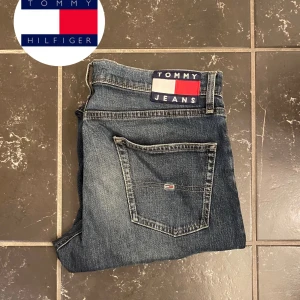 Tommy Hilfiger Jeans - Ett par tvärfeta jeans från TH! En skön mörkare tvätt för vintern. Passformen straight, sitter riktigt bra på runt 180cm och 75+kg. Vid köp av våra varor får du även med tre par brillor med tillbehör på köpet. MVH // VALENCO🍾🍾
