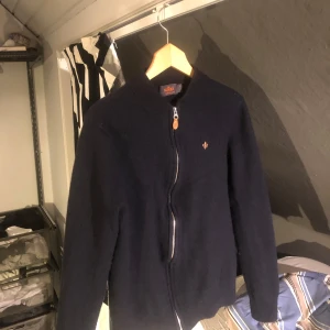 Mörkblå ulltröja från Morris - Säljer en snygg mörkblå tröja från Morris i 100% merinoull. Storlek L i barn som motsvarar xs. Inga defekter. Ny pris 1500kr mitt pris 599kr