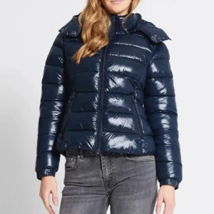 Mörkblå glansig pufferjacka lager 157 - Säljer en snygg mörkblå pufferjacka i glansigt material från lager 157 i storlek S . Använd 1 gång men känner att den inte passar mig, så den är i nytt skick fast utan prislapp.