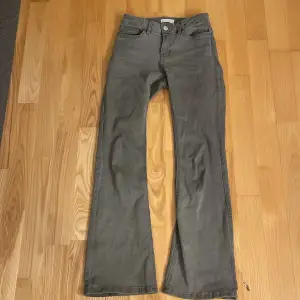 Säljer ett par grå jeans från Lindex i bra skick. Perfekta för vardagsbruk och passar bra till både skola och fritid. Byxorna är bootcut och en middlewaist.