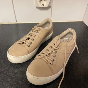 Beige/rosa sneakers - Använda men i gott skick.