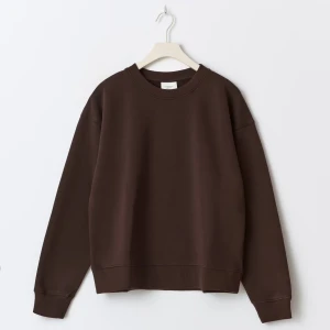 Basic sweater - Säljer en brun tröja från Gina tricot då den inte används längre. Skriv till mig för fler bilder💕Köptes förra året för 299!
