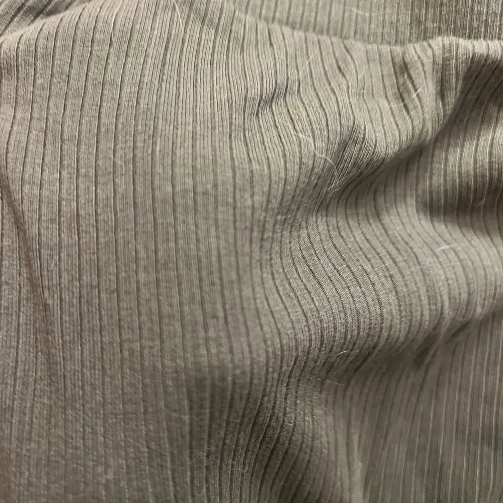 Säljer ett par olivgröna ribbade byxor i storlek XL. De är superbekväma och perfekta för en avslappnad dag hemma eller en chill dag ute. Byxorna har en loose fit och är gjorda i ett mjukt material som känns skönt mot huden. Perfekta för höst och vår!. Farkut & Housut.
