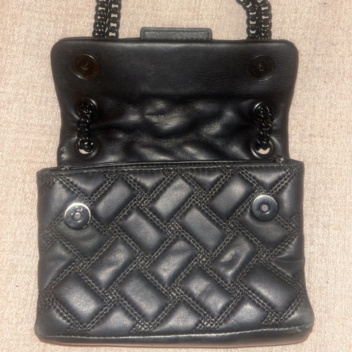 Svart quiltad axelväska från Kurt Geiger - 90