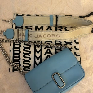  Marc Jacobs bag - Säljer en snygg blå axelväska från Marc Jacobs i mycket bra skick, väldigt sällan använd. Väskan har en stilren design med en bred axelrem och en kedjedetalj. Perfekt för både vardag och fest! 💙kvitto och dust bag ingår