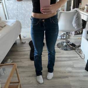 super snygga märkblå acne jeans med lågmidja! de är raka i stilen men absolut inte skinny 