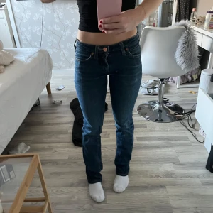 lågmidjade acne jeans - super snygga märkblå acne jeans med lågmidja! de är raka i stilen men absolut inte skinny 
