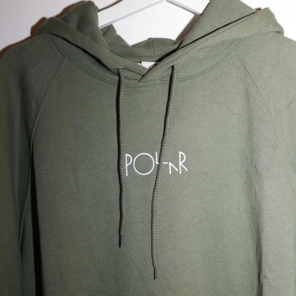 Säljer en olivgrön hoodie från Polar i storlek medium. . Hoodies.