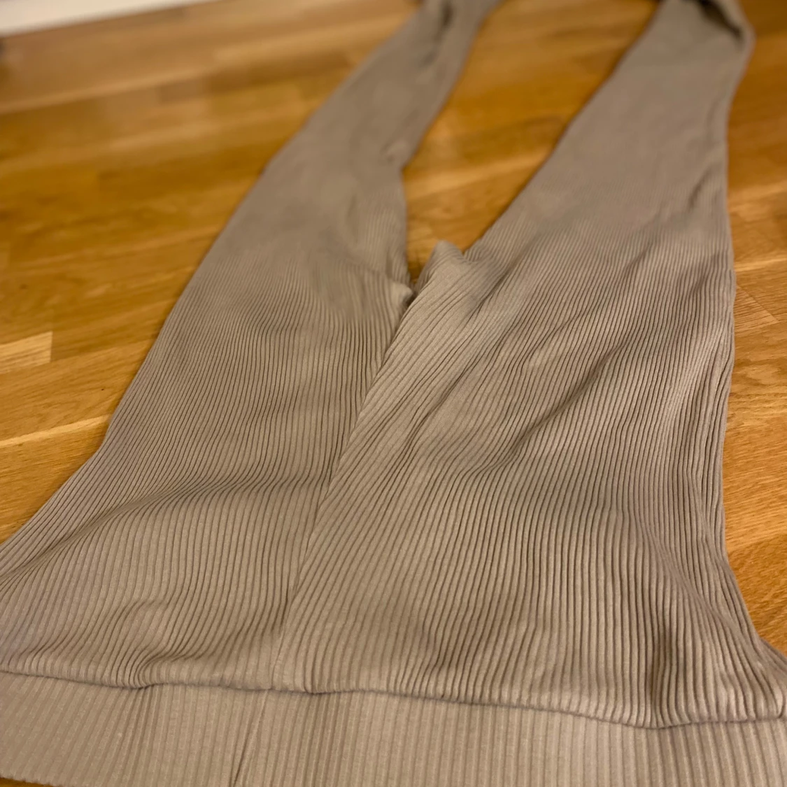 Beige ribbade byxor från H&M - 92