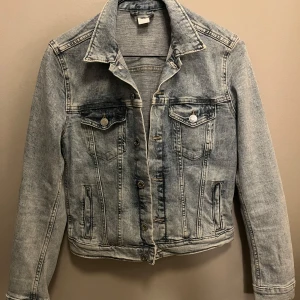 Ljusblå jeans jacka strl 38 - Säljer en jätte fin ljus blå jeans jacka från H&M. Använd fåtal gånger & jätte bra skick. Storlek M men lite mindre i modellen så passar mer S. 