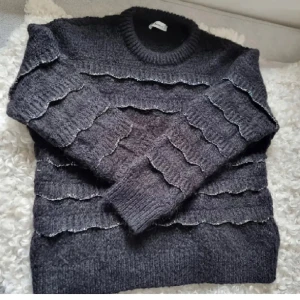 Svart stickad tröja - Säljer en supermysig svart stickad populär tröja från zara! Jag är 170 storlek S