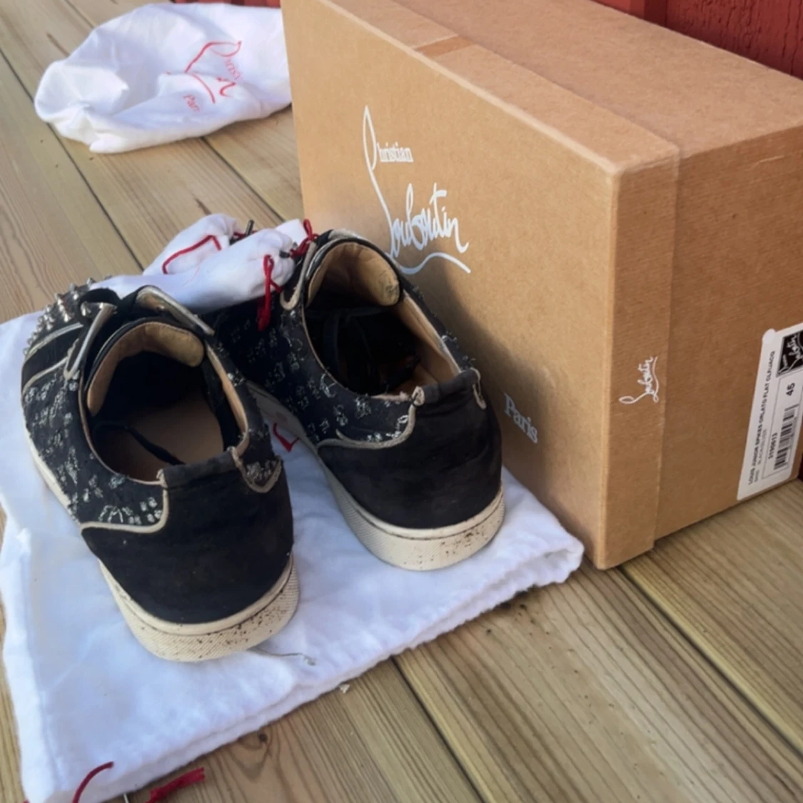 Svarta sneakers med nitar från Christian Louboutin - 90