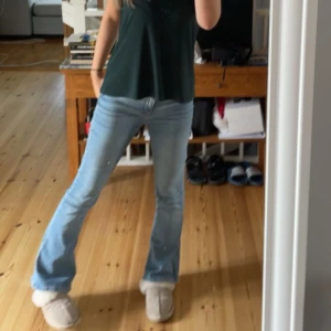 Ljusblå bootcut jeans - Snygga ljusblå jeans ifrån gina tricot. Uppsprättat på ena benet men går lätt att sy igen☺️ 