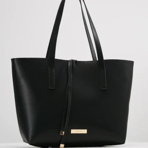 Svart axelväska från Anna Field - Snygg och stilren svart axelväska från Anna Field. Har ett mitten fack som man kan ta bort om man vill det.🖤