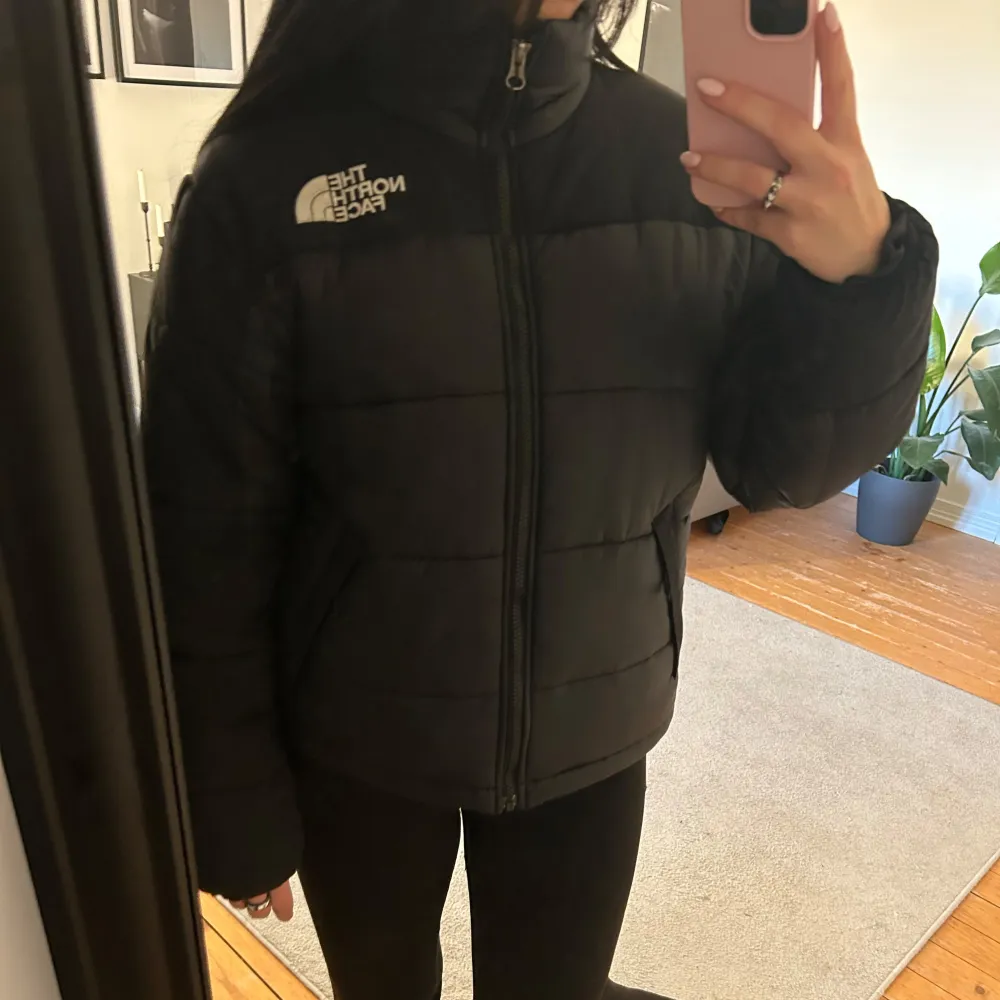 Skön vinterjacka från The North Face i bra skick! Ny pris 2400kr. Skriv om du har frågor eller vill ha mer bilder, köparen står för frakten🤍. Jackor.