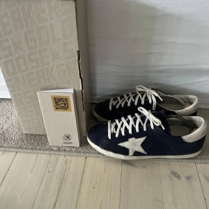 Golden goose - Säljer mina fina Golden skor. Mockan är i grymt skick, färgen på sulan har släppt lite på ena hälen men inget är trasigt på skorna (därmed priset). Det ingår i designen att de ska se använda ut.   Skick 8/10 Storlek: 41 EU, passar om du har 41-42  Box och Golden Goose passport/äkthetsbevis medföljer.  Hör av dig vid frågor. Kan frakta eller mötas upp i Stockholmstrakten.