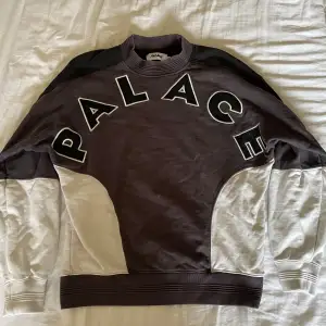 Palace sweatshirt i bra skick, tröjan heter Palace roundhouse 2 och är i storlek S. Bara att höra av sig om man har frågor osv!