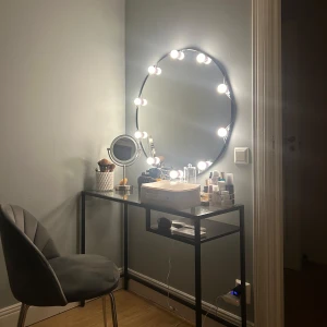 Sminklampor - Säljer ett paket med en slinga med 10 st led lampor, som fungerar perfekt till sminkbordet. Första bilden är hur jag satte upp slingan på min sminkspegel, men jag köpte två paket och behövde endast ett så jag säljer ett helt oanvänt paket. Tycker verkligen dom fungerar as bra och det var jättesmidigt att sätta på dom, med klisterlapparna som medföljer. Perfekt till er som har en rund sminkspegel och inte vet vad ni ska ha för lampor till, men det funkar till vilken spegel som helst. Nypris 179kr