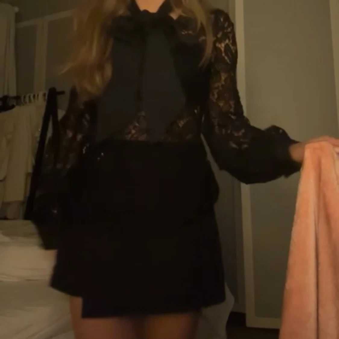 Svart spetstopp med rosett