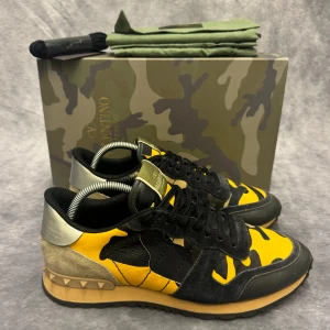 VALENTINO ROCKRUNNERS  - - Valentino Rockrunners- Skick: 8,5/10 - Tillbehör: Extra snören - Storlek 41 - Nypris ca 7500kr // DeluxeCloset