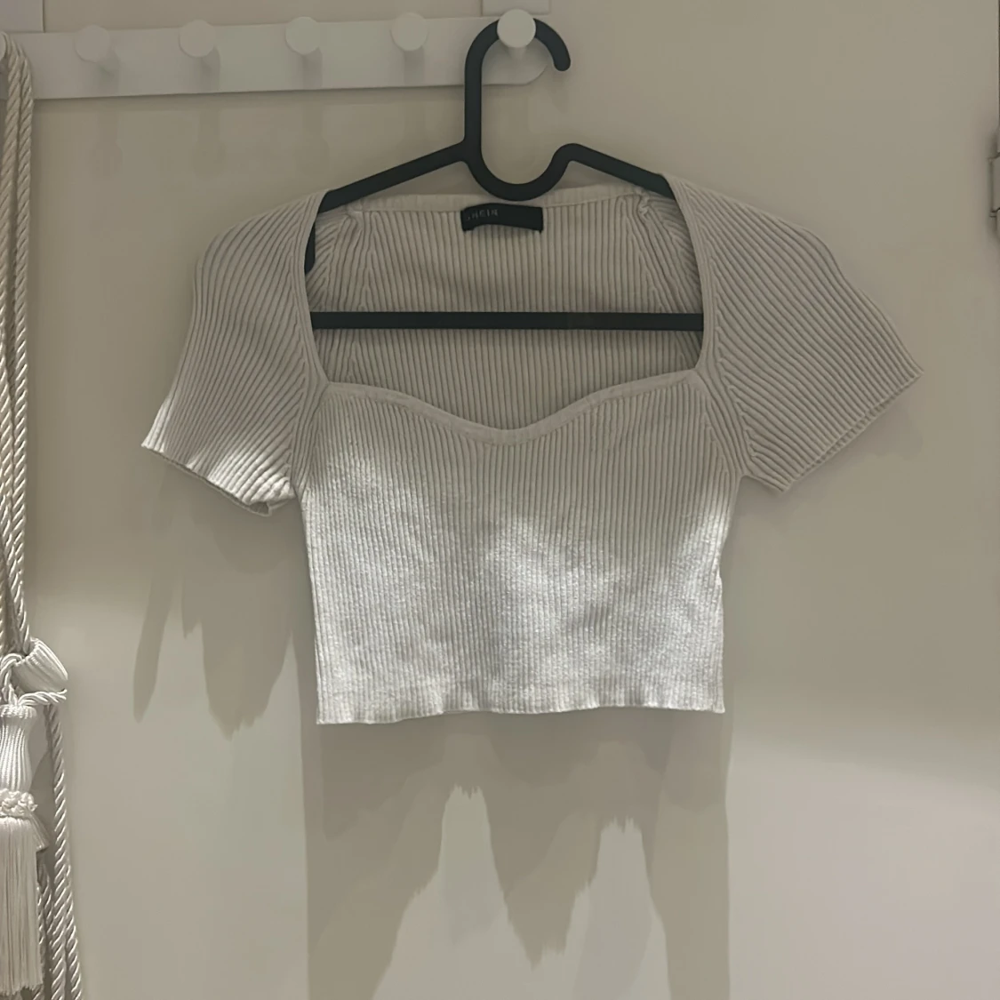 Vit ribbad croppad topp från Zara