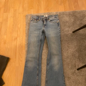 Blå bootcut jeans - Snygga blå low waist bootcut jeans i storlek XXS men passar som Xs också. Den är från lager 157 och kostade 400 från början. Säljer pågrund av att jag har ett par liknande redan. Pris kan diskuteras och  skriv om du vill ha fler bilder!  