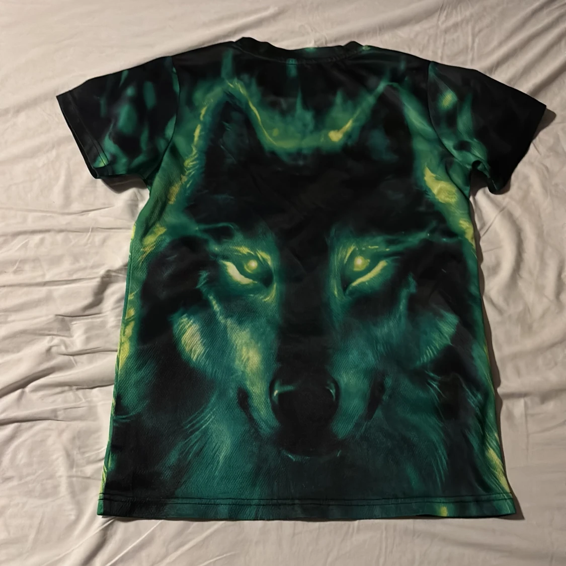 Grön t-shirt med vargmotiv