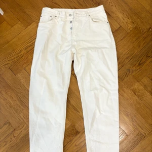 Beige jeans från Weekday - Säljer ett par beige jeans från Weekday i modellen Barrel Relaxed Tapered. De har en hög midja och knappar framtill. Perfekta för en avslappnad stil med en modern touch. W33 L30 men sitter något tightare vid midjan än vanlig W33
