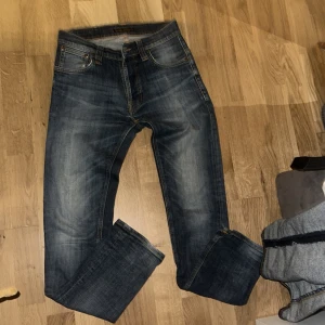 Blå jeansbyxor - Snygga nudie jeans som är nästan helt nya, riktigt bra skick!