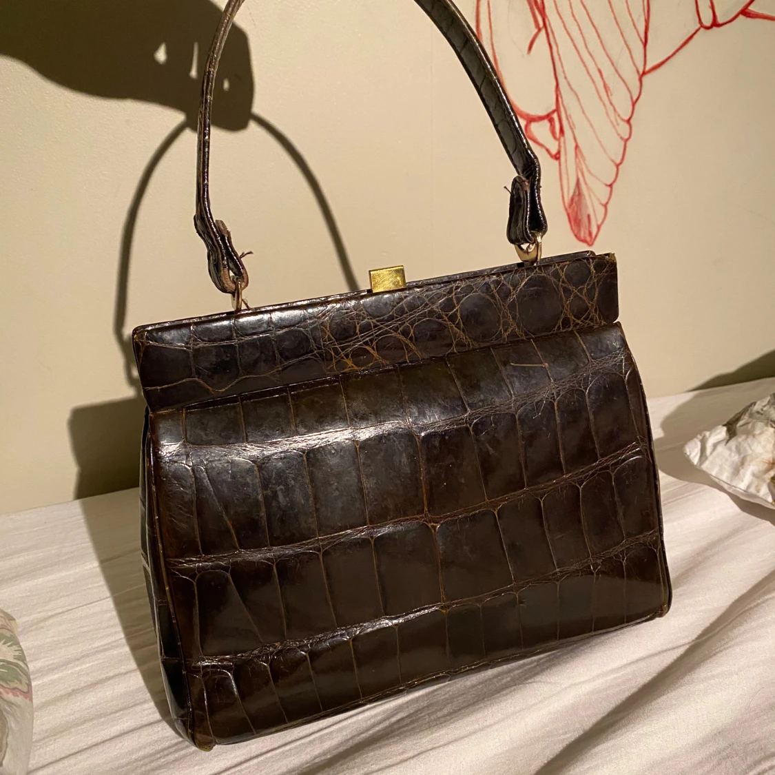 Brun krokodilpräglad handväska - 1