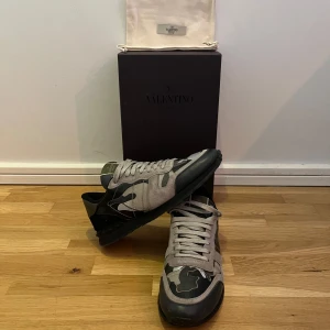 Valentino Rockrunners  - Ett par otroligt snygga Valentino Rockrunners i strl 43, passar perfekt för dig som inte vill lägga 7499 på ett par nya, 9/10 i skick, obs og ingår ej, tveka inte att höra av dig vid frågor!