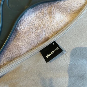 Beige långärmad topp från Gina Tricot - Säljer en stilren beige långärmad topp från Gina Tricot. Toppen har en rund halsringning och är tillverkad i ett mjukt material som ger en skön passform. Perfekt för en avslappnad look.