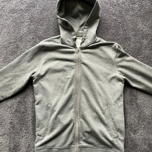 grå hoodie weekday - Plain grå hoodie från weekday i storlek L.