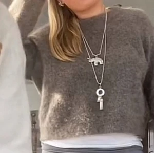 Brun stickad tröja - Mysig brun stickad långärmad tröja i jätteskönt material. Tröjan har en enkel och klassisk stil som passar till många olika outfits. Inge defekter och mycket bra skick☺️🤎🩷