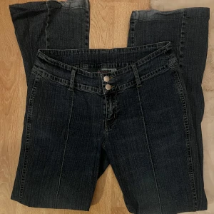 Mörkblå jeans flared jeans  - Mörkblåa jeans från Password med dubbla knappar i midjan. Liknar Bershka jeansen. Jeansen är lite urslitna (se bild). Köpt på vinted men använt fåtal gånger