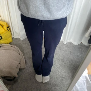 Mjuksibyxor Ginatricot - Jättemysiga mjukisbyxor från Ginatricot. De är mörkblå i storlek XS. Fint skick. Normala i storleken. Jag säljer dem för att de inte kommer till användning längre.