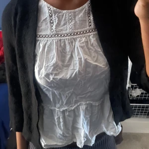 Blus - Vit blus med broderi