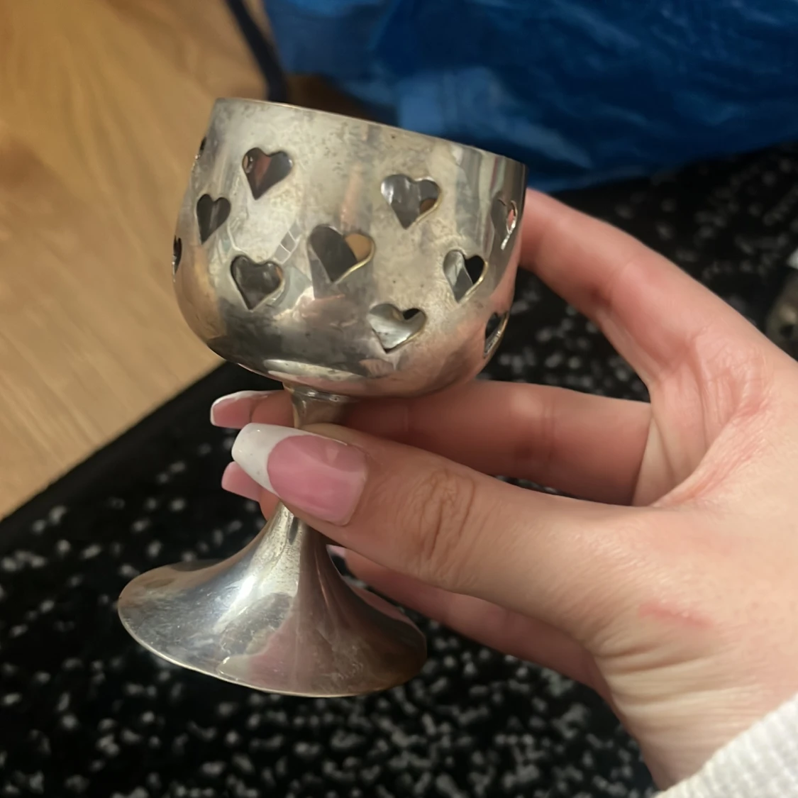 Silverfärgad bägare med hjärtmönster