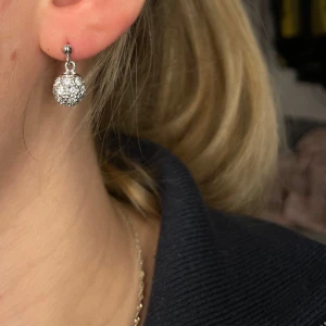 Glittriga örhängen i silver - Snygga glitter örhängen i silver från Scoop i äkta silver. Endast använda vid provning🩷🌺 Tyvärr så kommer de inte till användning🛍️🩷