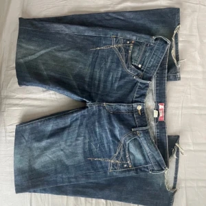 Vintage jeans - Super snygga lågmidjade jeans! Säljer då dom tyvärr vad för stora för mig, lite slitage på botten men inget stort🤗                         Midjemått: ca 44cm Höftbredd: ca 51cm Lår bredd: ca 25cm Grenmått: ca 21cm Innerbenslängd: ca 81cm Längd: ca 107cm