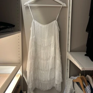 Vit fransklänning från NA-KD - Säljer denna otroligt fina klänning från NA-KD då den aldrig kommer till användning, endast haft på mig den 3 ggr 💗 